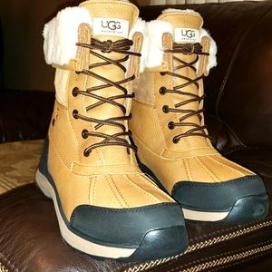 🎁UGG Women's Adirondack III boots 👢. Size 10 in Chestnut.